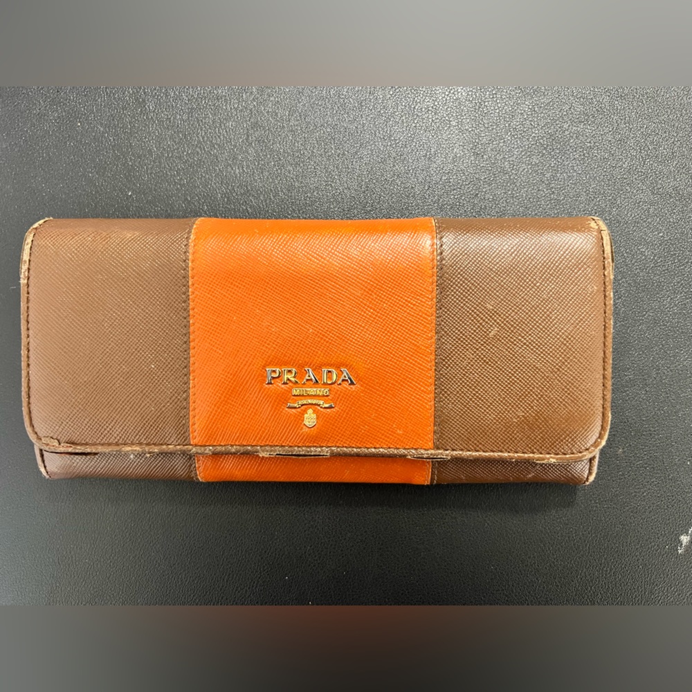 🧡🤎 Authentic Prada Wallet 🧡🤎